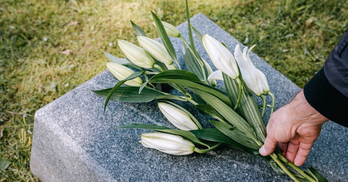 Inhumation : définition, déroulement et guide complet des démarches